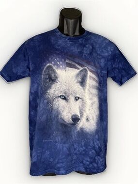 The Mountain White Wolf Blue Eyes American Flag Tie-Dye Blue Men’s T-Shirt Sz M
